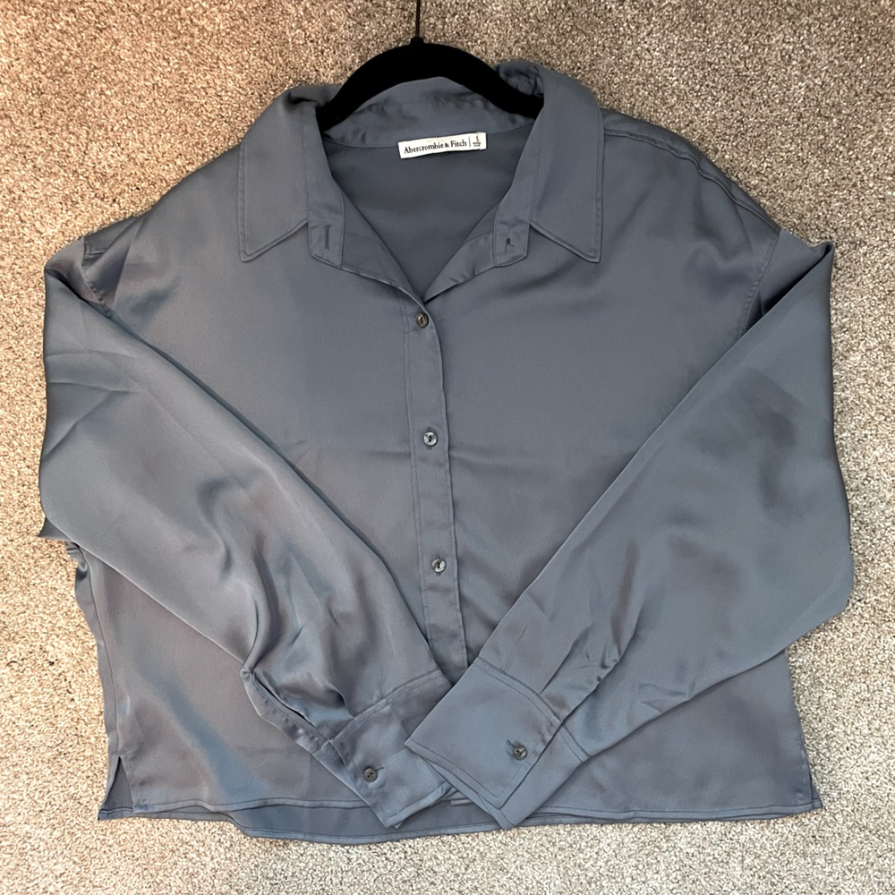 Abercrombie & Fitch silky stone blue cropped button up blouse 💙